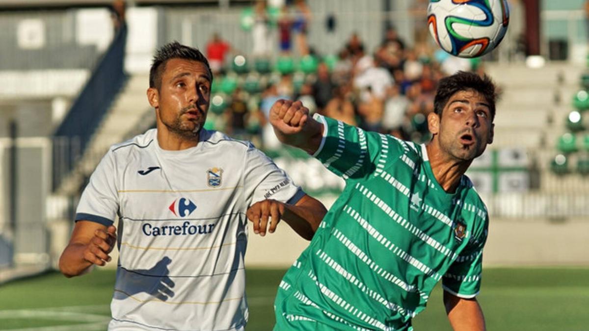 Imagen del partido entre la UE Cornellà y la AE Prat de este miércoles, que terminó en empate, con Òscar Muñoz (derecha) luchando por una pelota.