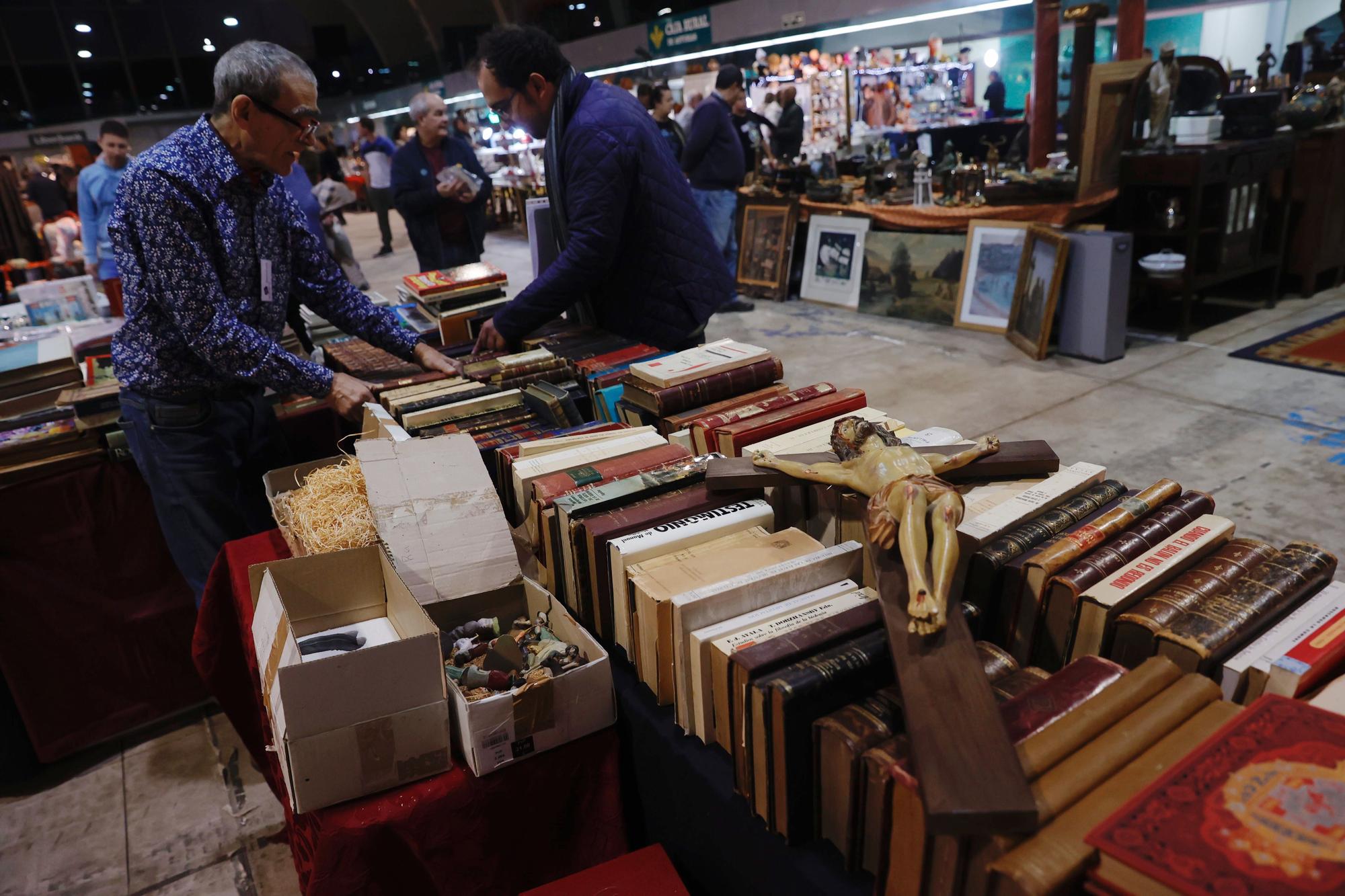 EN IMÁGENES: la feria de antigüedades y artículos vintage de Avilés