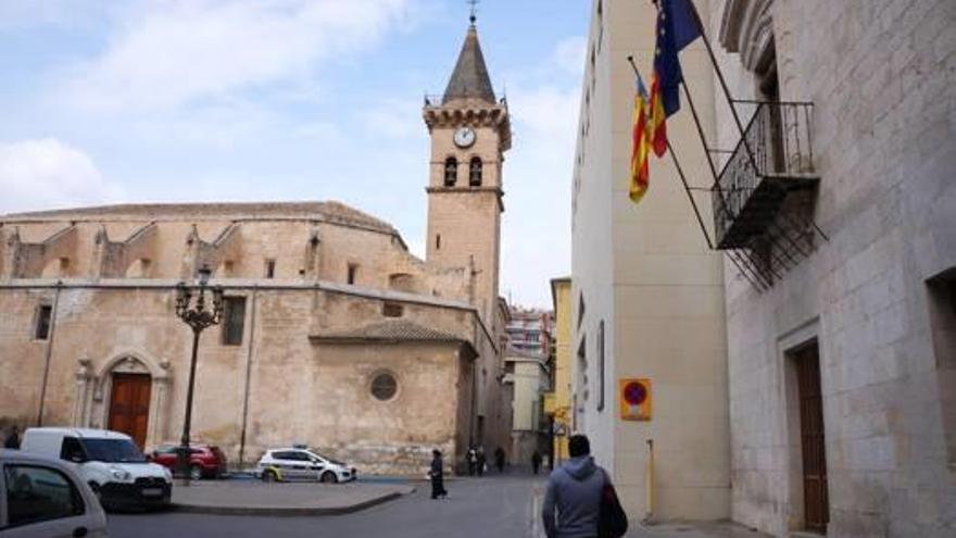 La bandera ondea en el Ayuntamiento