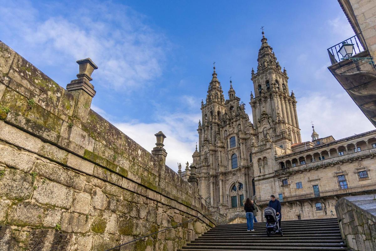 El sol ilumina la Catedral de Santiago de Compostela