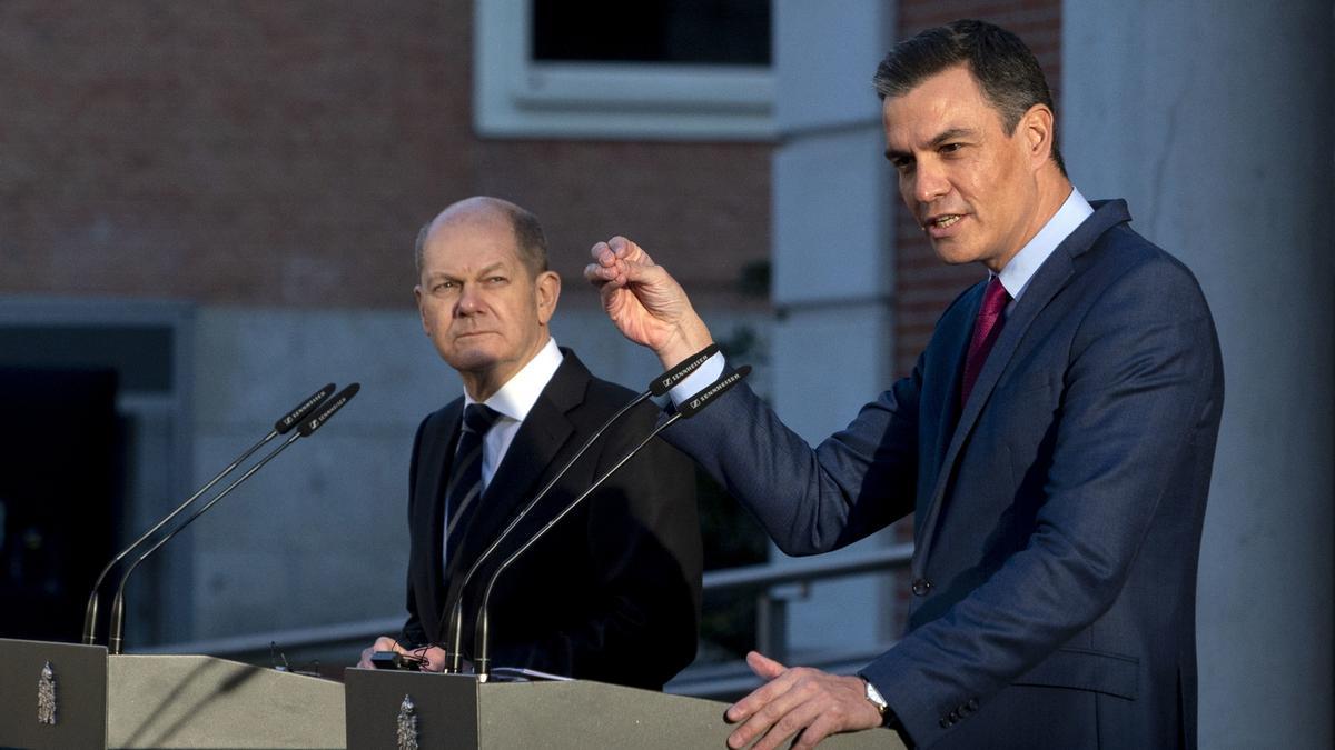 El canciller alemán, Olaf Scholz (i) y el presidente del Gobierno, Pedro Sánchez (d), comparecen después de su reunión y de un almuerzo de trabajo, en el Palacio de la Moncloa, en 2022.