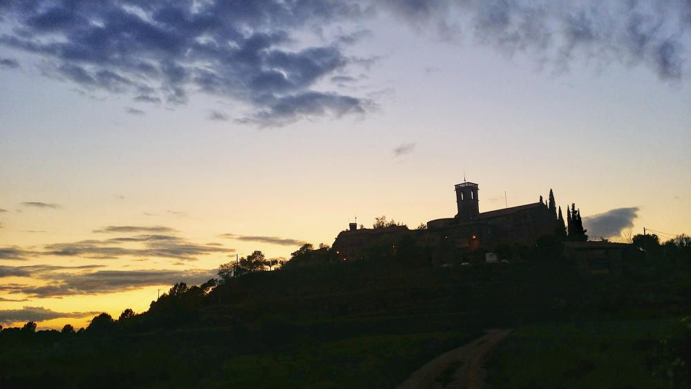 Castelladral. En aquesta imatge podem veure com el sol ja marxa, ja diu fins demà, però abans ens deixa aquesta vista de l'església de Sant Miquel de Castelladral, al terme de Navàs