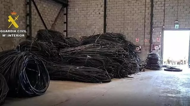 Tres trabajadores de telefonía, trece toneladas de cable robado y 31.000 euros de beneficio: la trama de venta ilegal en Asturias que deja un detenido y dos investigados