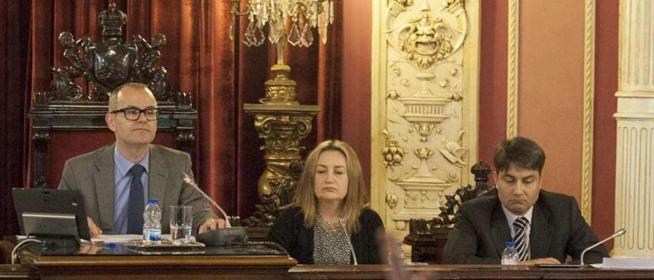 El alcalde Jesús Vázquez y el interventor municipal, durante un pleno del Concello. // Iñaki Osorio