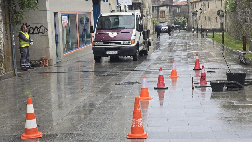 La reparación del piso en una de las calles peatonales afectadas por el paso de vehículos, esta mañana.