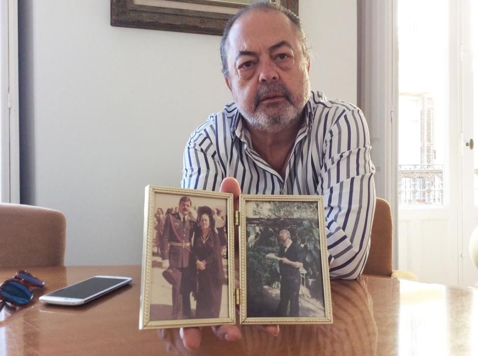 Miguel Ángel Gálvez Toro, con las fotos de sus padres, fundadores de El Diamante.