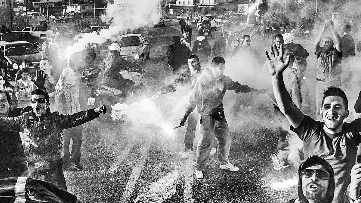 DESEANDO LA VICTORIA. Ernesto Valverde fotografió a los seguidores de su Olympiacos, en las calles de Agrinio, antes de conquistar la Liga.