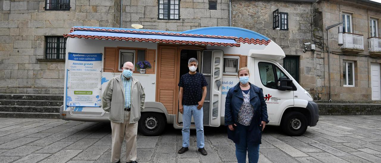 Valentín Rodil, del CE San Camilo, flanqueado por Javier Álvarez y Marina Hernando, coordinadores de los centros de Tarragona y Pontevedra/ Gustavo Santos