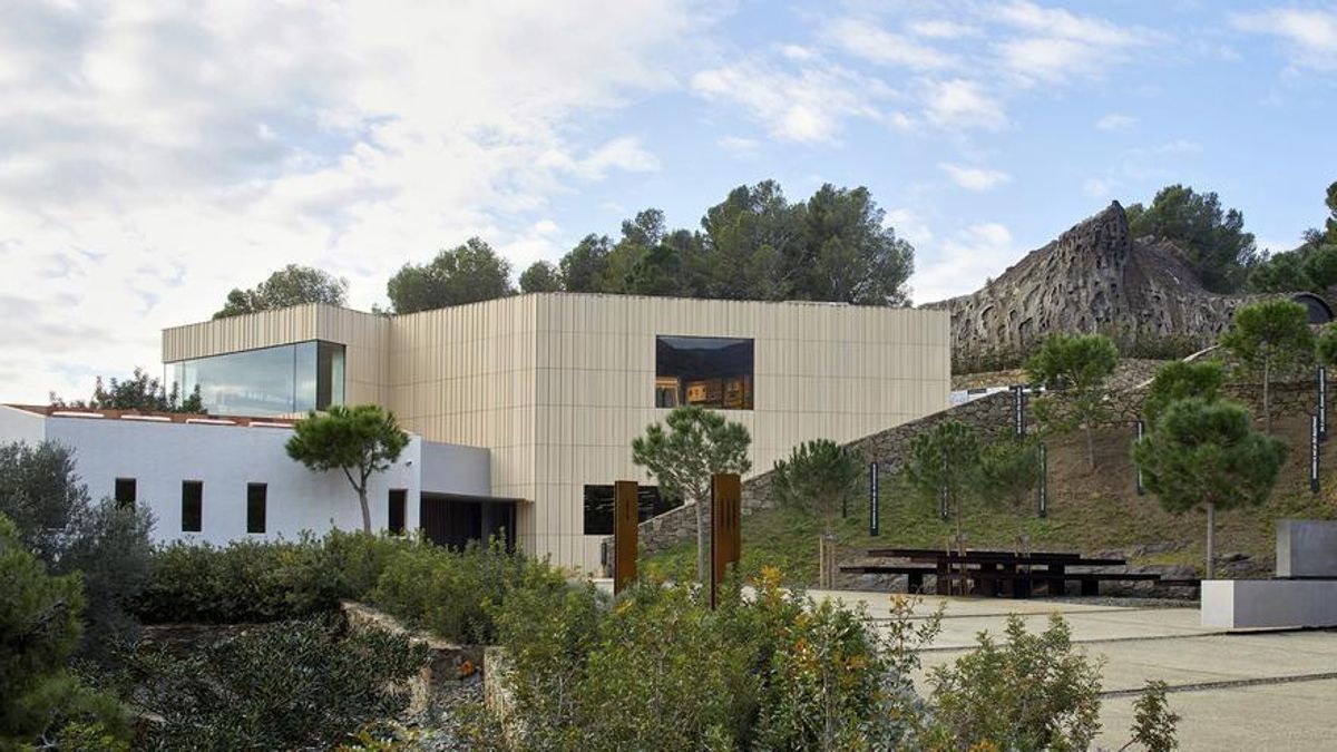 El edificio histórico de El Bulli con la ampliación,