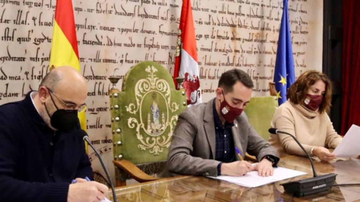 Firma del convenio entre Ayuntamiento de Benavente y CEOE-Cepyme. | E. P.