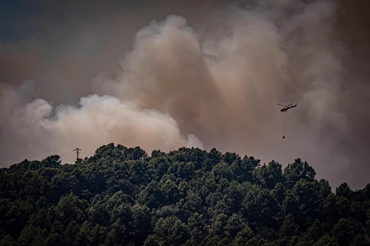 Columna de humo visible durante el incendio forestal de Sentmenat, cuyo avance ha movilizado un amplio dispositivo de emergencias