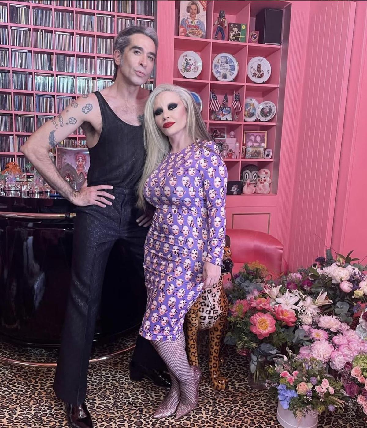 Discos, vajillas, muñecas, flores... hay de todo en la Casa Rosa de Alaska y Mario