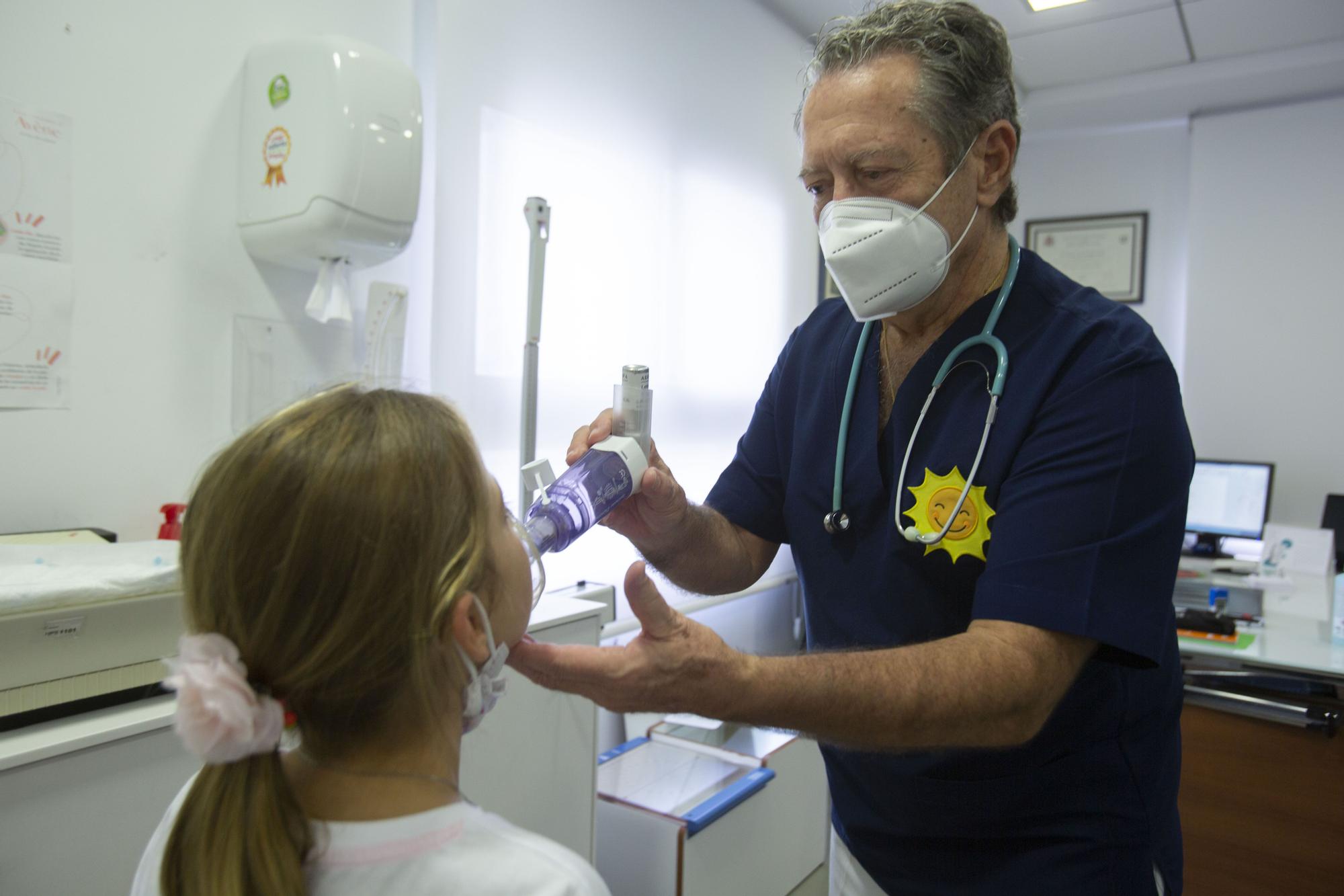 Un pediatra atiende a una niña en su consulta de Alicante