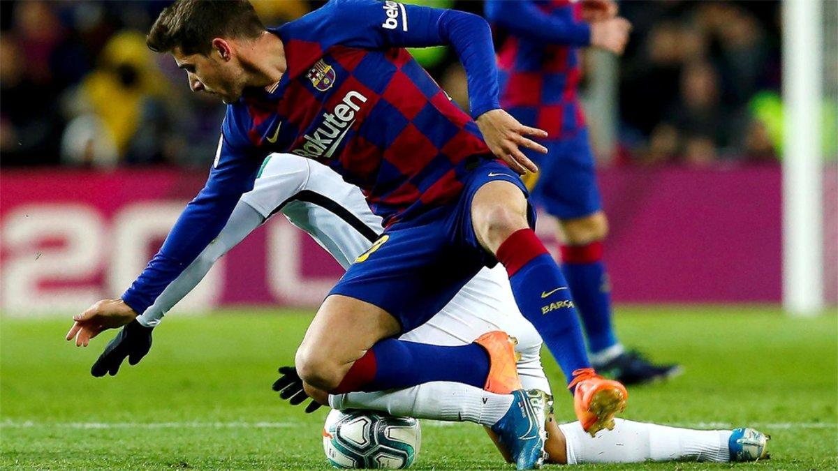 Sergi Roberto en una acción del Barça-Granada de la Liga 2019/20