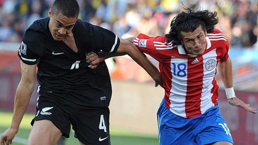 Valdez pelea con un jugador de Nueva Zelanda, durante el Paraguay-Nueva Zelanda del Mundial de Sudáfrica.