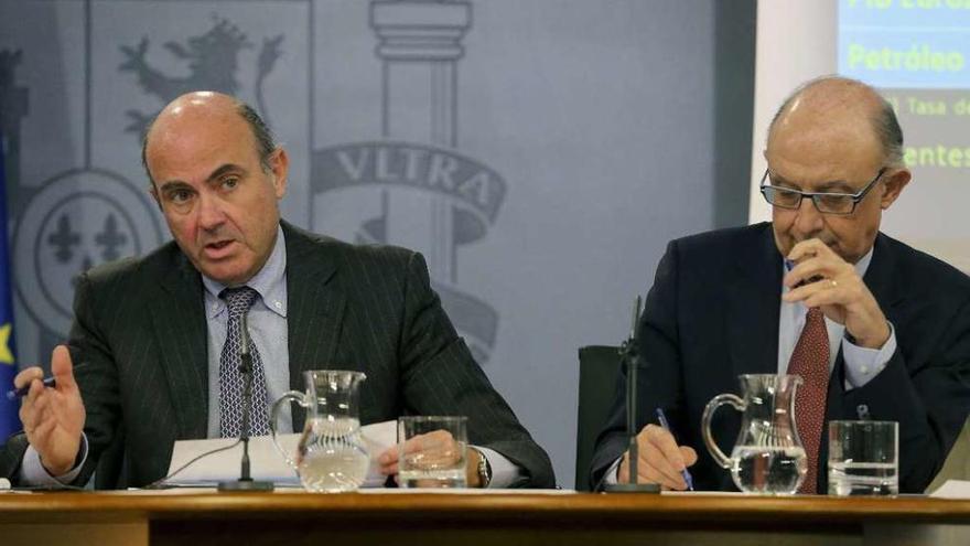 Los ministros de Economía, Luis de Guindos, y de Hacienda, Cristóbal Montoro, tras un Consejo de Ministros.