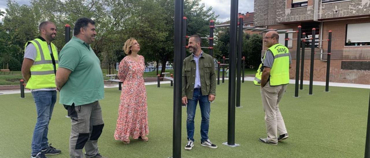 Ángel García, segundo por la derecha, y Susana Madera, con técnicos municipales y de la obra, en el nuevo parque. | A. S.