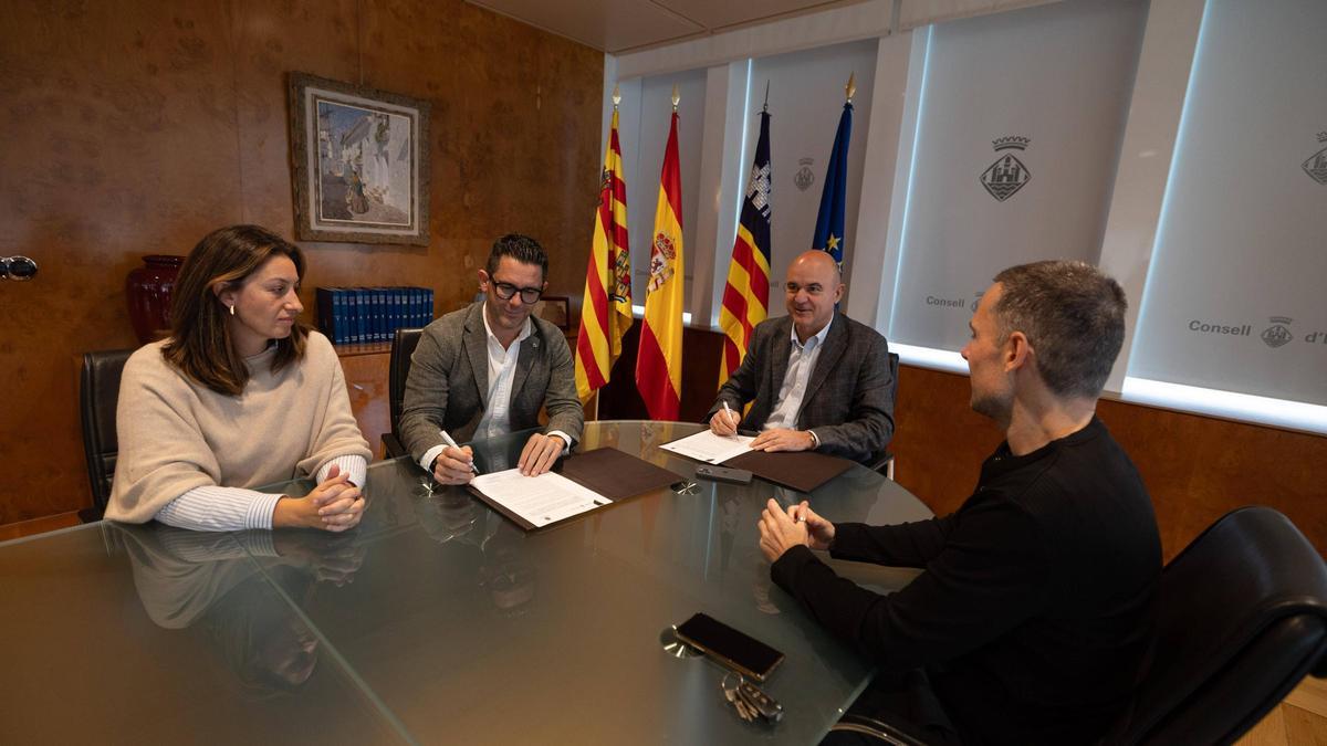 La firma de la cesión en el Consell de Ibiza para que el Ayuntamiento reforme un tramo de la E-10.