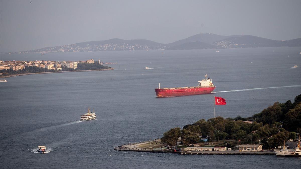 olerin44809800 sdt13  estambul  turqu a   28 08 2018  un barco pasa por el 180830164715