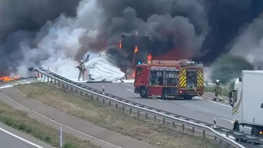 Así apagaba un bombero el fuego tras el accidente entre dos camiones que ha obligado a cortar la A-23