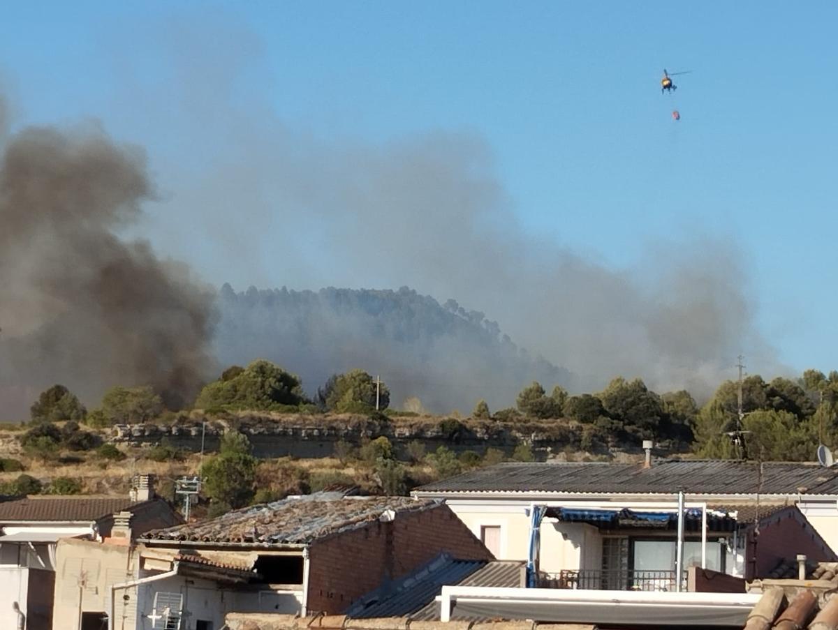Un dels helicòpters atancant l'incendi