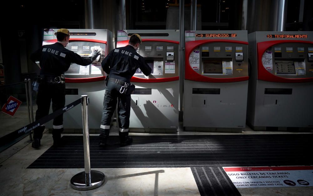 MADRID. 19.03.2020. CORONAVIRUS. Miembros de la UME limpian el aeropuerto de Barajas, terminal T4. En la imagen un soldado limpia los accesos al metro. FOTO: JOSE LUIS ROCA