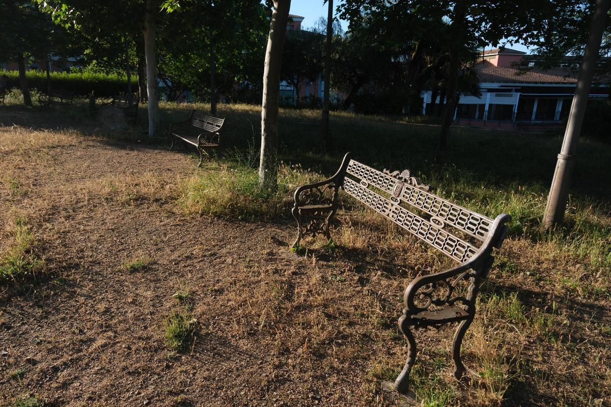 Bancos sin asientos en el parque del barrio de Las Vaguadas de Badajoz.
