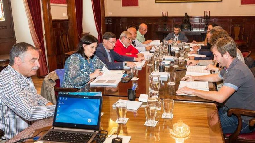 El alcalde coruñés, reunido con los regidores del Consorcio para impulsar el área metropolitana, el mes pasado.