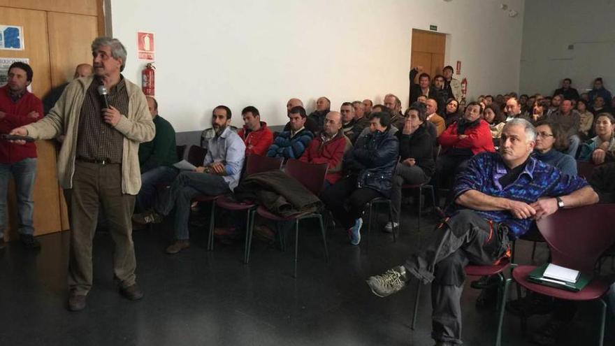 Juan Francisco García Marín durante la charla sobre tuberculosis bovina, ayer, en Arriondas.