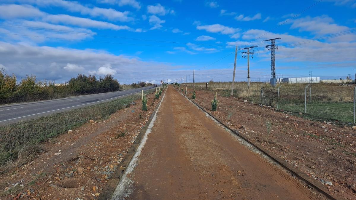 Uno de los nuevos tramos de carril bici en la zona de la carretera de La Hiniesta