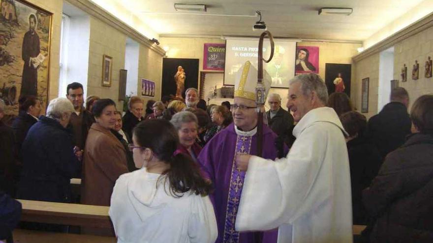 Francisco Díez, junto al obispo, en su parroquia.