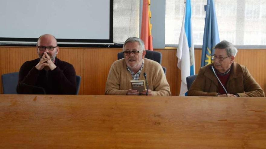 Héitor Mera, Xosé Manuel Pazos y Xerardo Dasairas, ayer en la presentación del libro. // Gonzalo N.