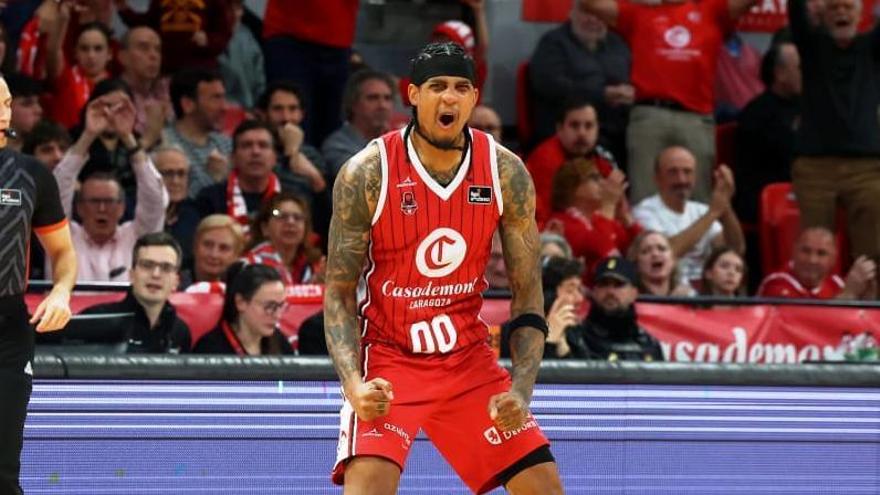 Robinson celebra uno de sus triples este domingo.