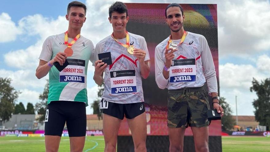 Mohamed Katir, a la derecha, con su medalla de plata.