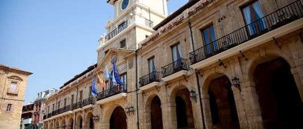 La fachada del Ayuntamiento de Oviedo.