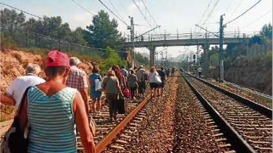 Evacuats dels tren a ple sol per una avaria elèctrica