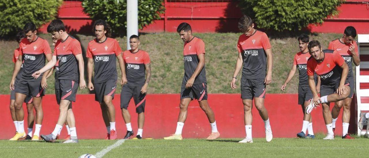 Hernán Santana, primero por la derecha, junto a sus compañeros en el entrenamiento de ayer.