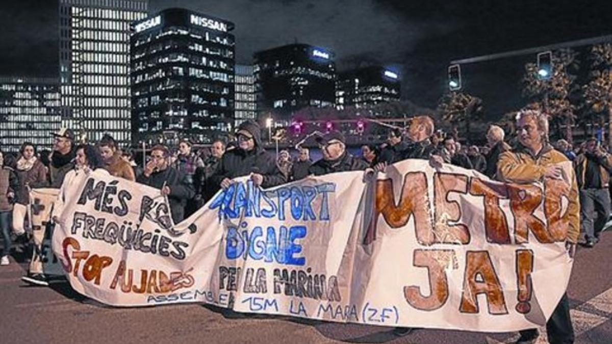 Vecinos de la Marina reivindicando el metro, en febrero del 2014.