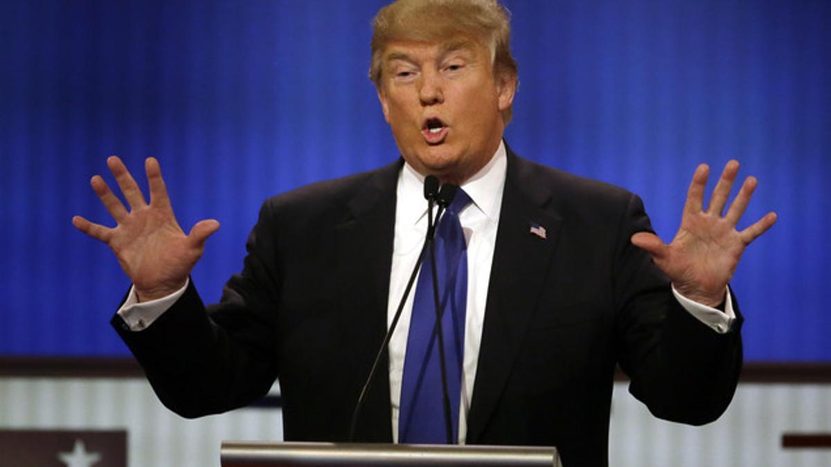 Donald Trump muestra sus manos en uno de los debates de las primarias republicanas.