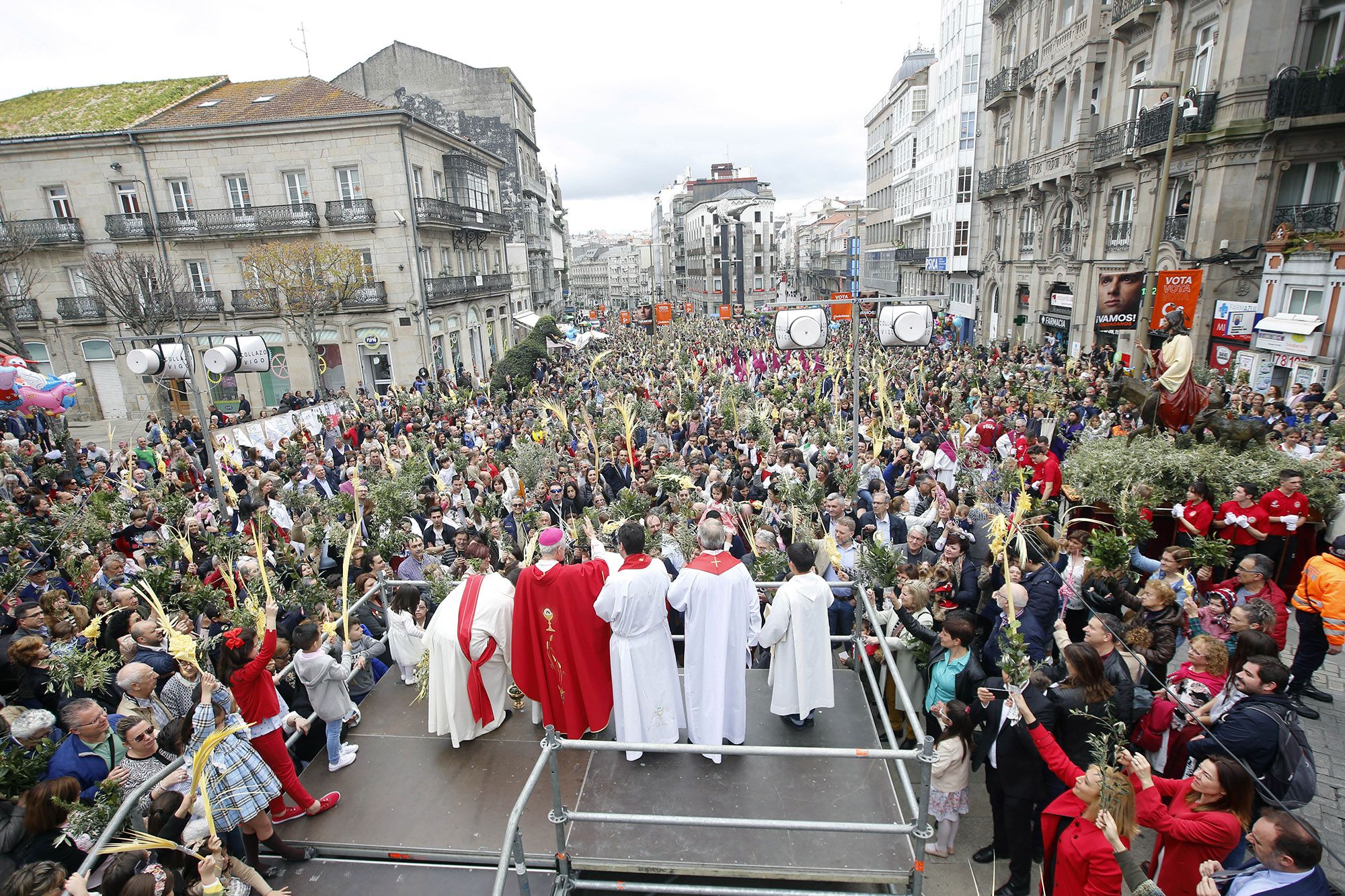 2019 El obispo de la diócesis de Tui - Vigo, monseñor Luis Quinteiro Fiuza, bendice las palmas y ramos en Porta do Sol Ricardo Grobas.jpg