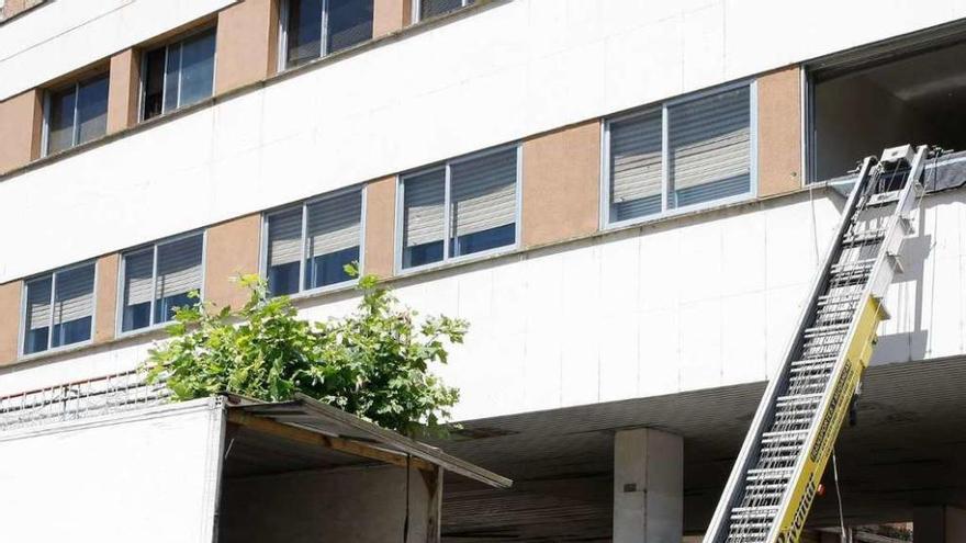 Un camión de mudanzas recoge cajas de documentos en la antigua escuela.