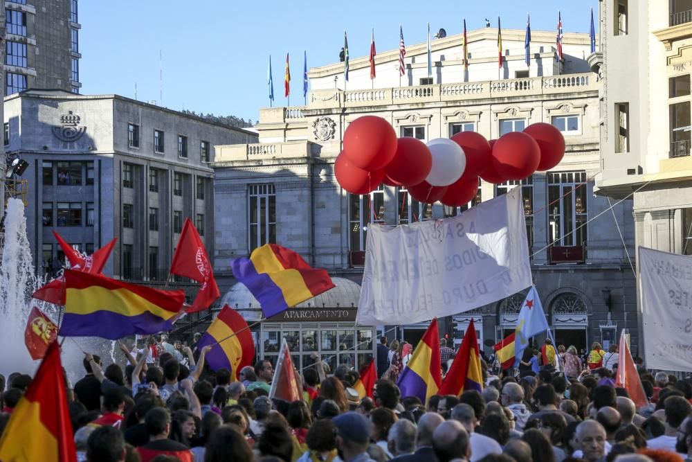 Vítores y abucheos frente al Teatro Campoamor