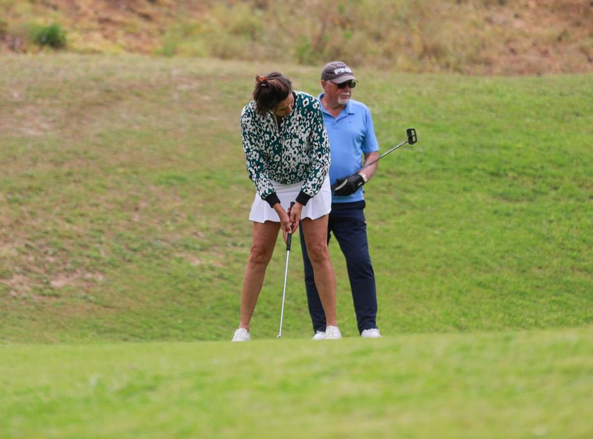 Una pareja de golfistas durante la competición. | T. ESCOBAR