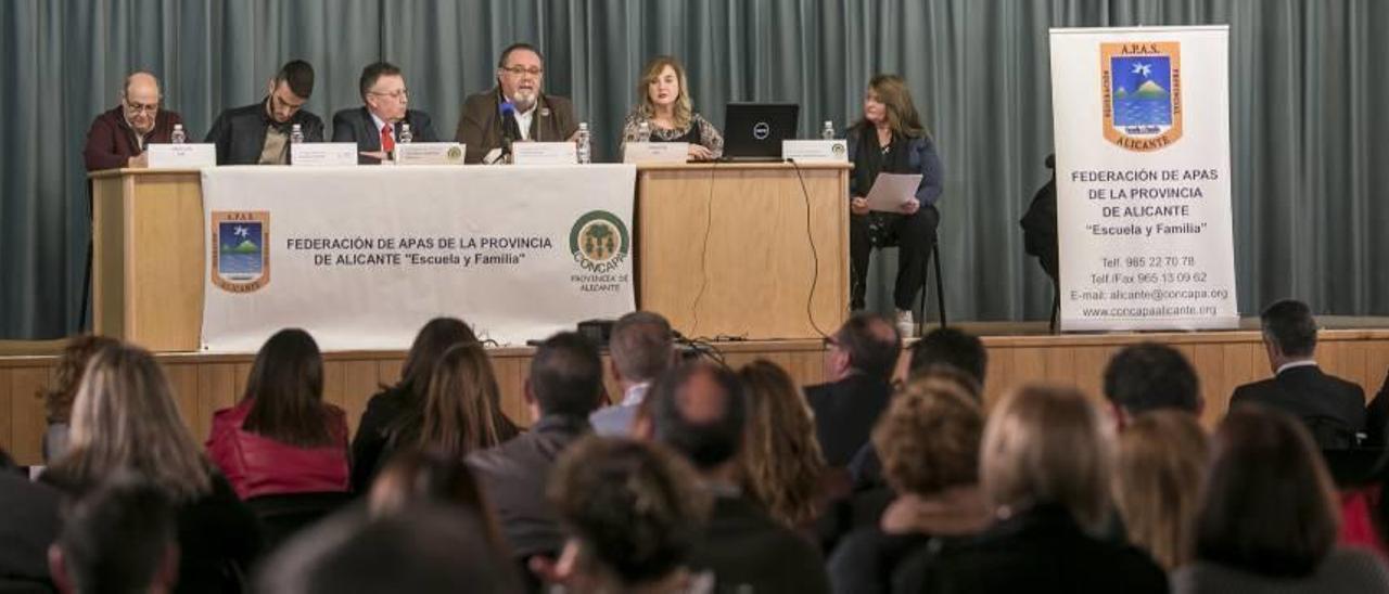 La Confederación de padres de alumnos de los centros concertados reunió ayer en Alicante a los colectivos descontentos con el plurilingüismo del Consell.