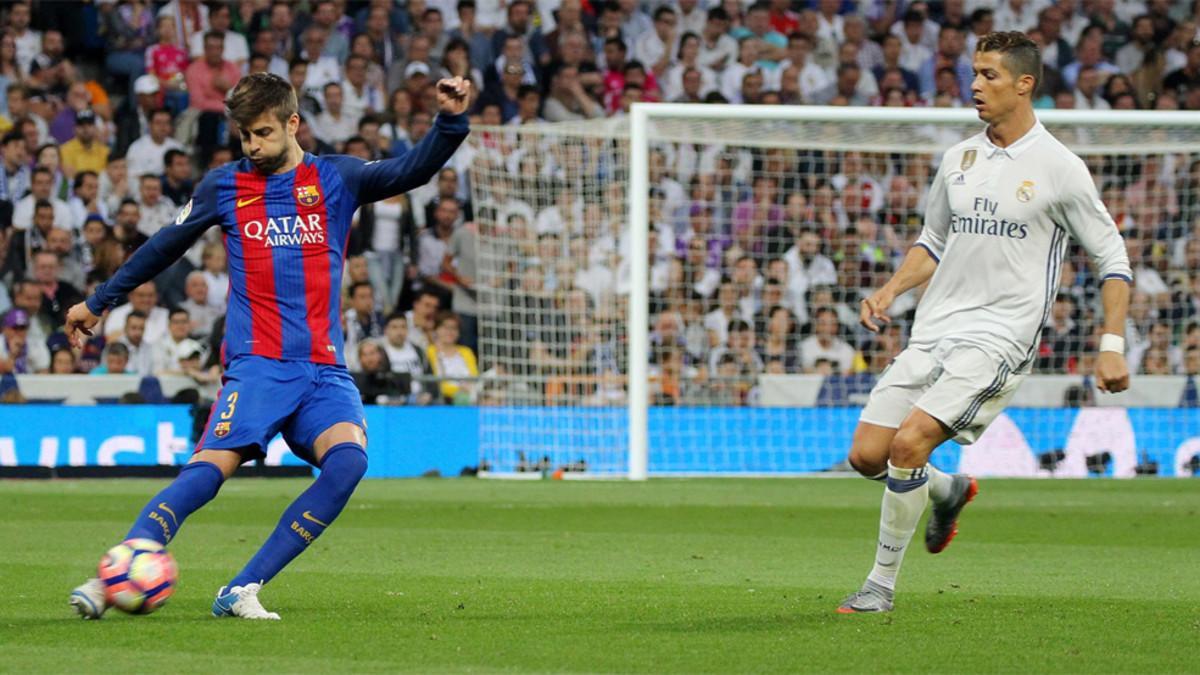 Gerard Piqué y Cristiano Ronaldo en el Real Madrid - FC Barcelona de La Liga 2016/17