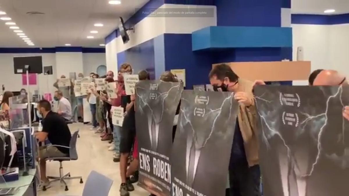 Els menifestants de la CUP dins de la seu d'Endesa.