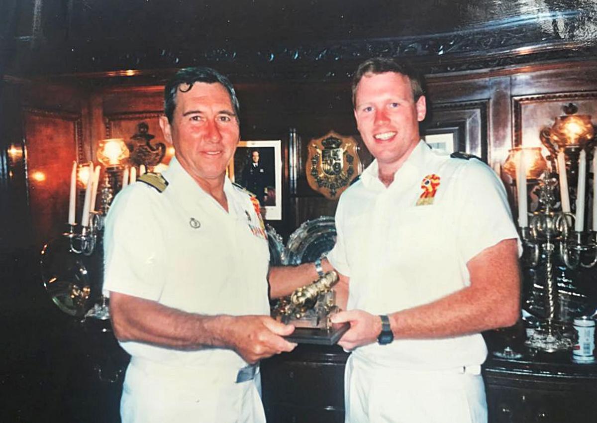 El ahora pastor cuando sirvió en el ‘Juan Sebastián Elcano’, junto al capitán del buque escuela. | FAMILIA GREEN