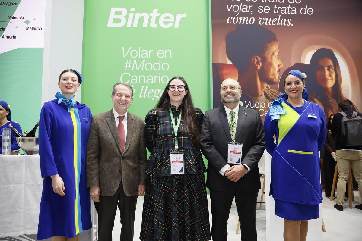 El alcalde Abel Caballero (2º i.), la adjunta a la Comisión Ejecutiva de Binter, Esther Núñez, (c.) y el director general Santiago Guerra (2ºd) en su encuentro en Fitur.