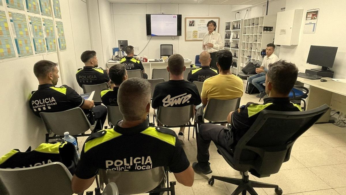 Agents de policia durant el curs de formació de l'aparell per comprovar velocitat dels VMP