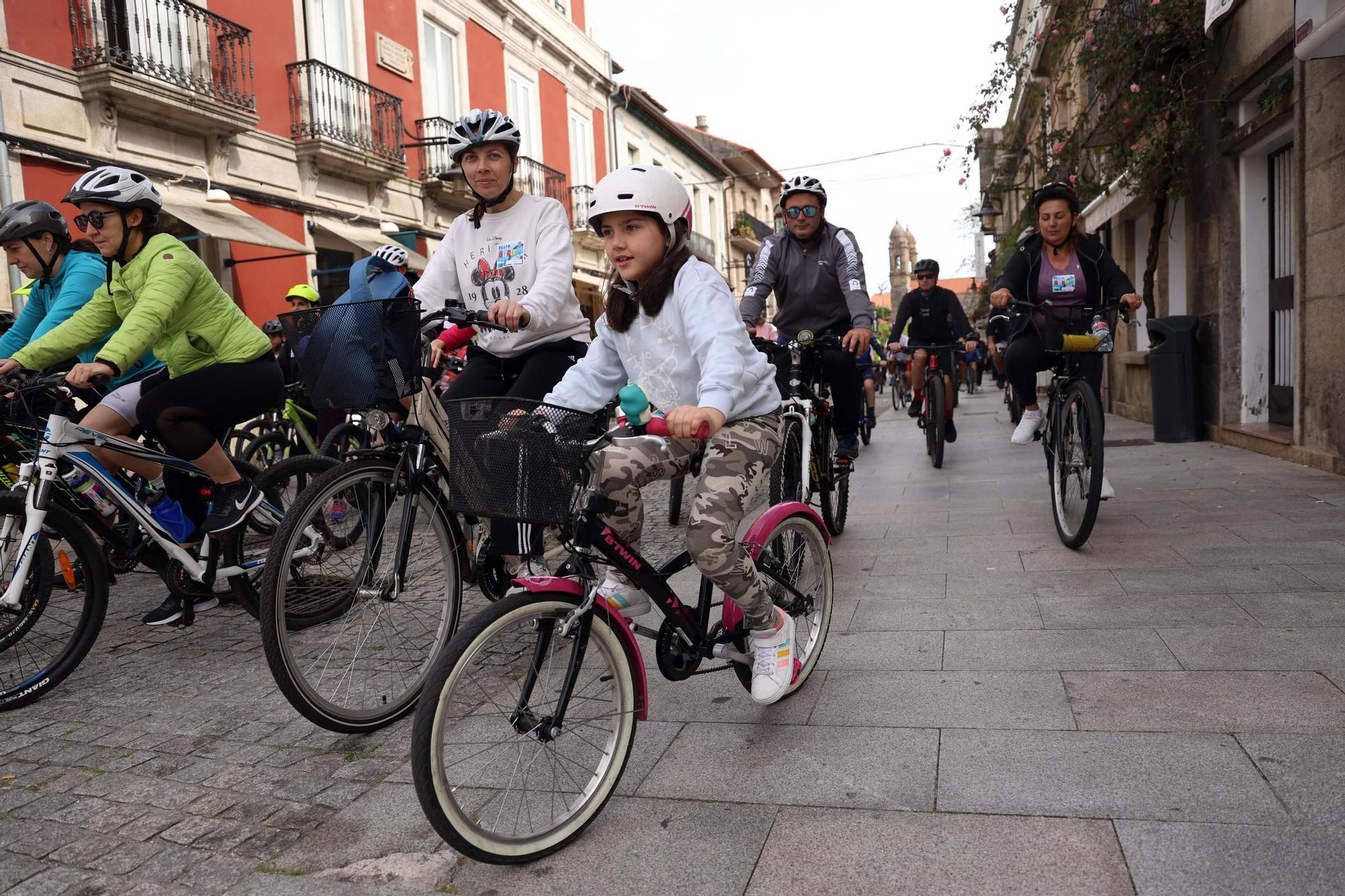 Participantes en la fiesta de la bicicleta de Cambados.